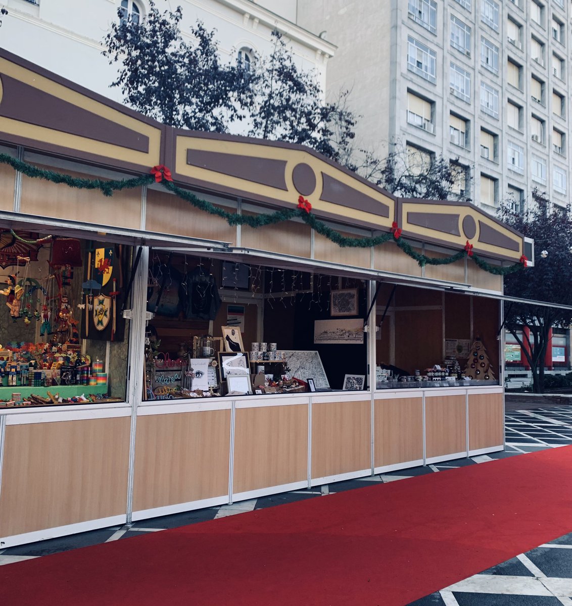 victorflores's tweet photo. Como muchos sabrán, este año volvemos al Mercado Navideño del paseo de San Francisco. 

Estaremos hasta Reyes en el lateral del López de Ayala, renovando y actualizándolo con nuevos productos, ¡allí os esperamos! 

Y si no es mucho pedir… se agradece el compartirlo! https://t.co/IK03VXduAe