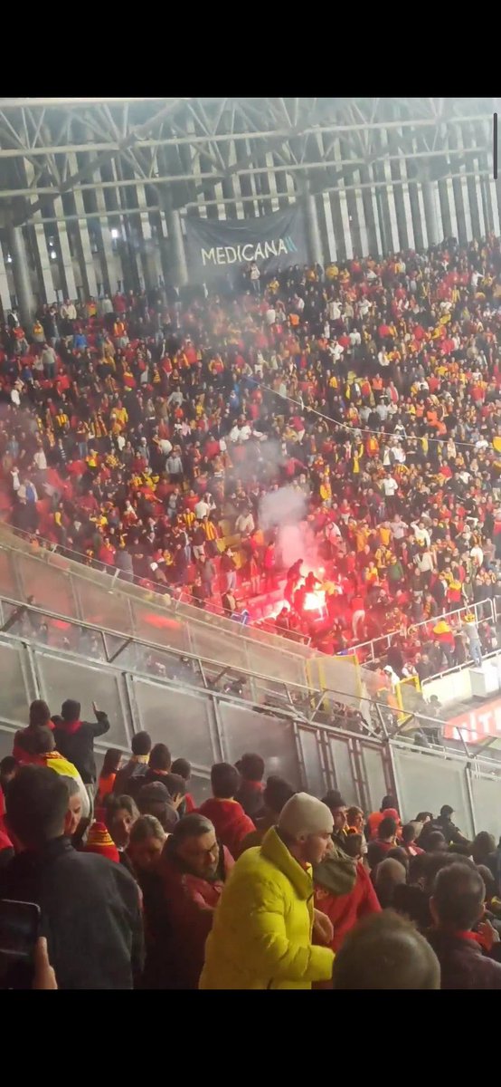 GoztepeLife's tweet photo. Plastik boru ile kaleciye saldıran taraftarımızı savunmuyoruz!

Kadın, çoluk çocuk demeden Göztepe tribününe işaret fişeği atarak taraftarımızın ağır yaralanmasına sebep oldular. https://t.co/zmXq0ASDAj