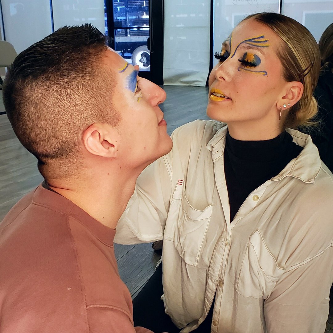 Are you really cast mates if you haven’t helped each other with your makeup? 🥰 #CirqueDreams #CirqueDreamsHolidaze