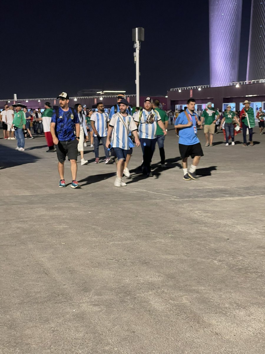 PLMclips's tweet photo. Estos tipos estaban afuera de la cancha ayer y apretaban a la gente para que les den entradas para el partido. Les llegue a sacar una foto a estos delincuentes vestidos de hinchas. Qatar está lleno de barras gente a tener cuidado. Gestión chiqui tapia. https://t.co/Rc39sg8yJv