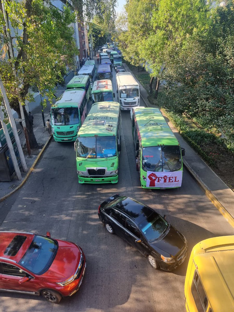 Euro_NoiaC9's tweet photo. #ULTIMAHORA Habitantes de la Condesa en la ciudad de México, reportan en redes cientos de camiones estacionados en diversos puntos de la colonia, con motivo a la marcha del presidente Andrés Manuel López Obrador. https://t.co/9Z5vU3e7Nf