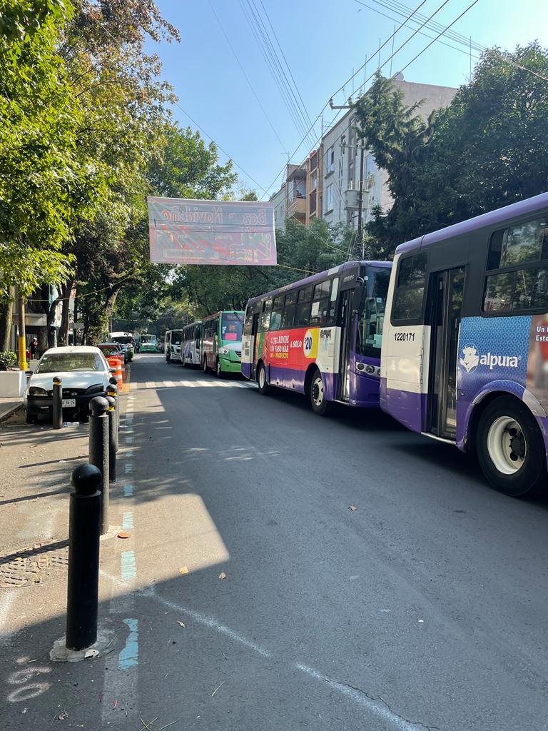 Euro_NoiaC9's tweet photo. #ULTIMAHORA Habitantes de la Condesa en la ciudad de México, reportan en redes cientos de camiones estacionados en diversos puntos de la colonia, con motivo a la marcha del presidente Andrés Manuel López Obrador. https://t.co/9Z5vU3e7Nf