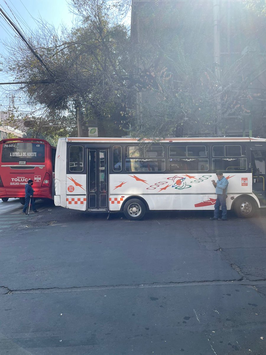 Euro_NoiaC9's tweet photo. #ULTIMAHORA Habitantes de la Condesa en la ciudad de México, reportan en redes cientos de camiones estacionados en diversos puntos de la colonia, con motivo a la marcha del presidente Andrés Manuel López Obrador. https://t.co/9Z5vU3e7Nf