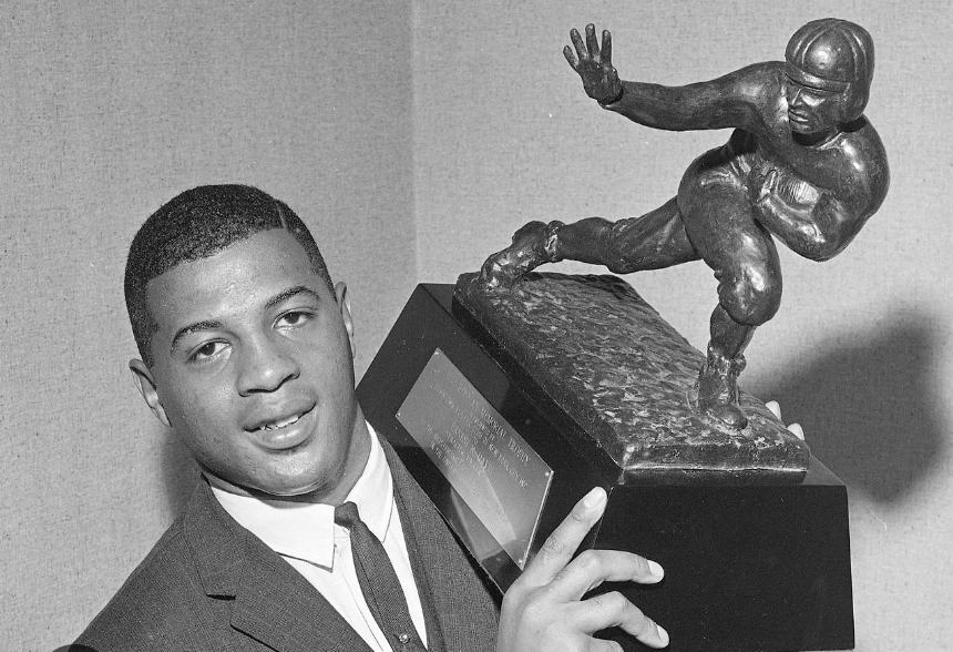 HistColFootball's tweet photo. Happy Birthday Ernie Davis, Syracuse Orange. In 1961, Davis became the first African American to win the Heisman Trophy. Davis set 8 Syracuse career, season and single-game records. @CuseFootball @elevenbravo138 #CollegeFootball #GoOrange #cuse @CoachBabersCuse @ClintKPoppe https://t.co/l25h4ulBV1