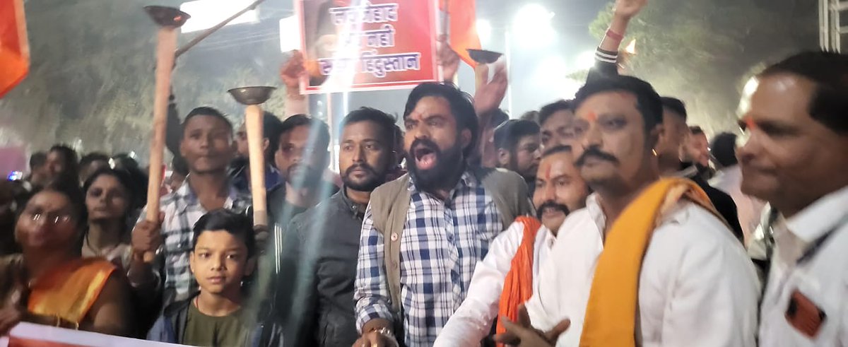 लव जिहाद के विरोध में विश्व हिंदू परिषद बजरंग दल दुर्ग जिला में निकली गई मसाल यात्रा दी चेतावनी जिहादियों सुधार जाऊ नही तो बजरंग दल तोड़ना भी जानता है
