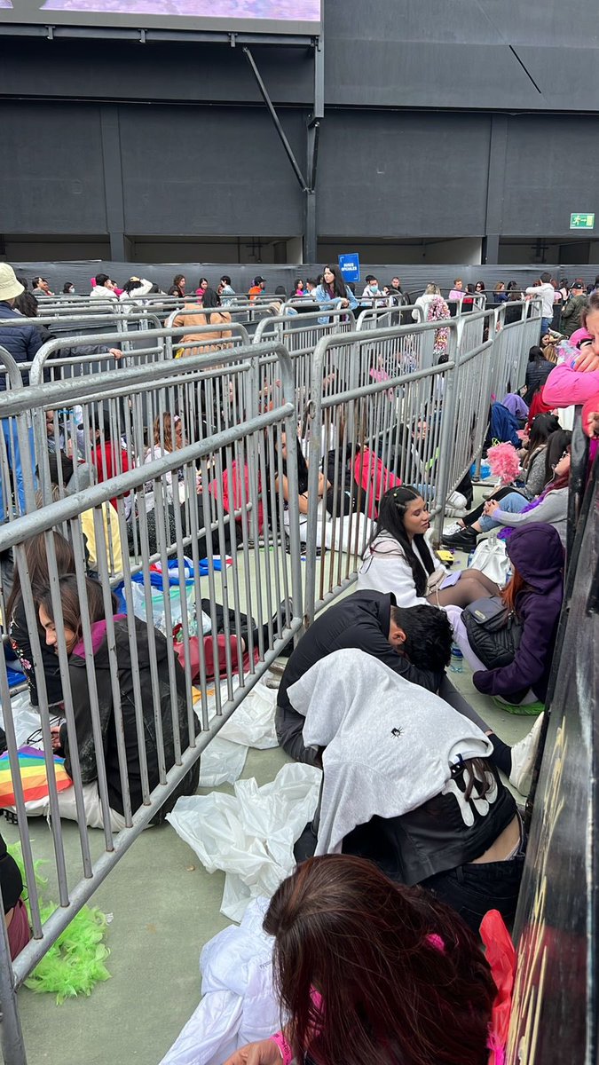 andresdaza75's tweet photo. @Harry_Styles @OcesaColombia #OcesaLoPeorDeHarry_Styles Ocesa, the Bogota One World Tour organizer is mistreating your #HarryStylesFans #OcesaTrataMuyMalAFans; no restrooms, no food, worst than cattle https://t.co/F7GRgWPtqF