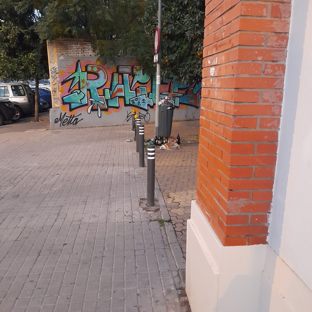 El_Primillo's tweet photo. Antonio Buero Vallejo, los incívicos cargándose el barrio. @PSOE_Macarena como estáis dejando el barrio, que poco os queda ya https://t.co/Ow6nf38M4w