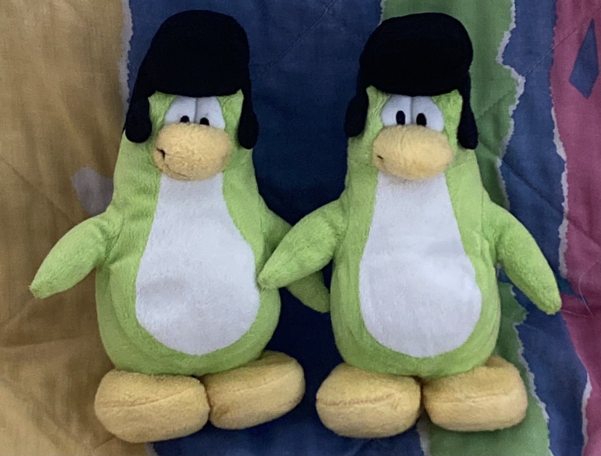 PuffleCollector's tweet photo. If you don't know,Elvis has been a plush which never released publicly due to licensing issues.

Or that's what we thought!🕺

As of today,3 specimens have acquired by ME and someone who wants to stay anonymous from my discord. The third one is in @lanemerrifield's collection
1/8 https://t.co/tigRaxYpao