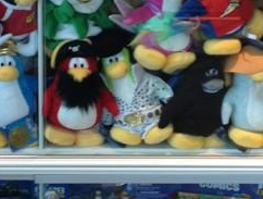 PuffleCollector's tweet photo. If you don't know,Elvis has been a plush which never released publicly due to licensing issues.

Or that's what we thought!🕺

As of today,3 specimens have acquired by ME and someone who wants to stay anonymous from my discord. The third one is in @lanemerrifield's collection
1/8 https://t.co/tigRaxYpao