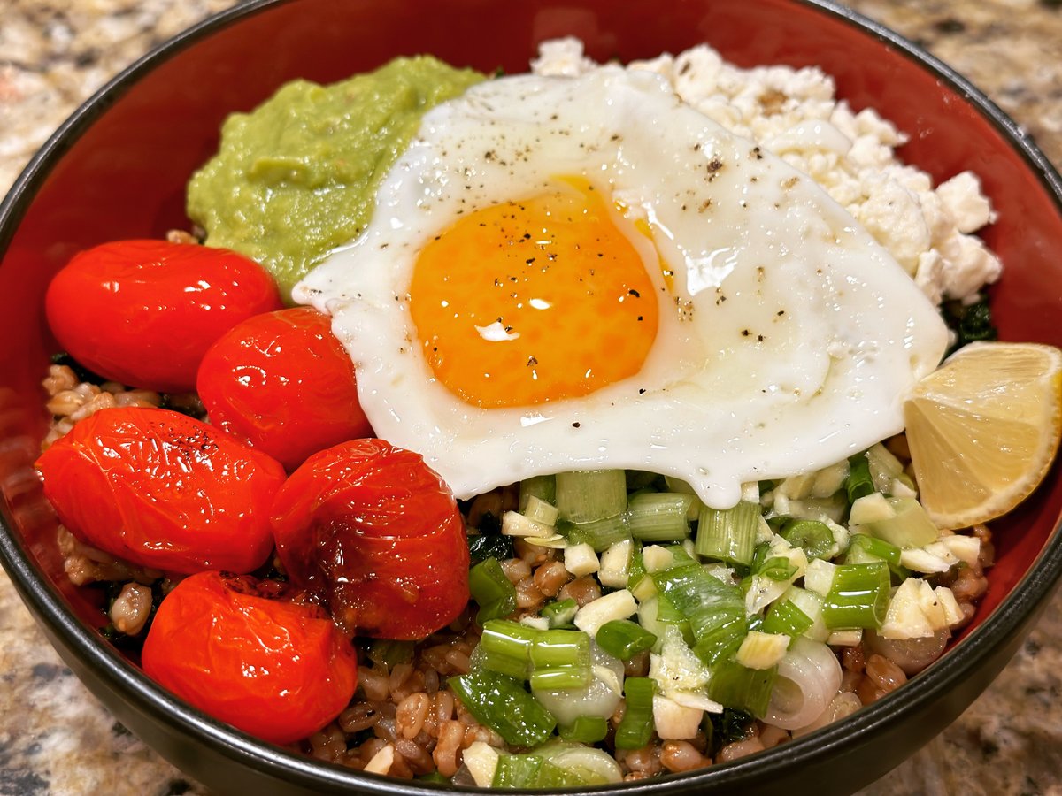 cornrelish's tweet photo. OMG I just made the Kale & Farro Bowl w/ Fried Egg from my @HelloFresh box. It’s both beautiful AND delicious (and healthy)!
It’s 1 of 2 dishes we’ll be making mini versions of during our UNDERKALE stream @ 1pm PT on #Twitch: https://t.co/7EpDW19j95
#KaledIt #hellofreshpics https://t.co/uyvOfj5RC9