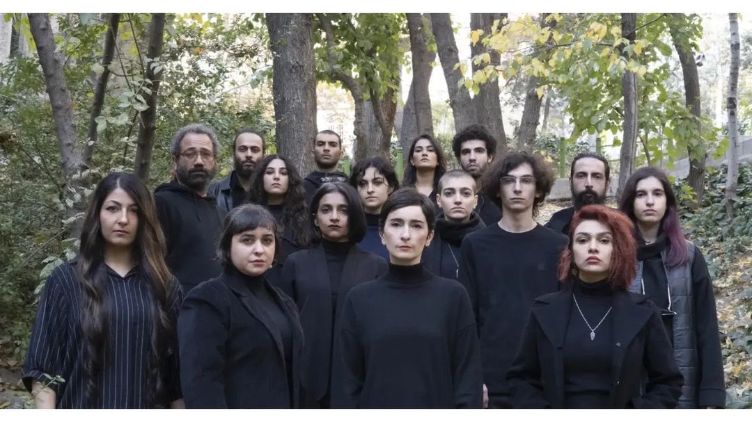 FaridVahiid's tweet photo. Magnifiques et puissantes images ! 
Des femmes, non voilées, et des hommes du monde du cinéma et du théâtre iranien dont Soheila Golestani (actrice) et Hamid Pourazri (réalisateur) affichent ainsi leur soutien au mouvement révolutionnaire en #Iran. 
 https://t.co/yKvZyaVzU7