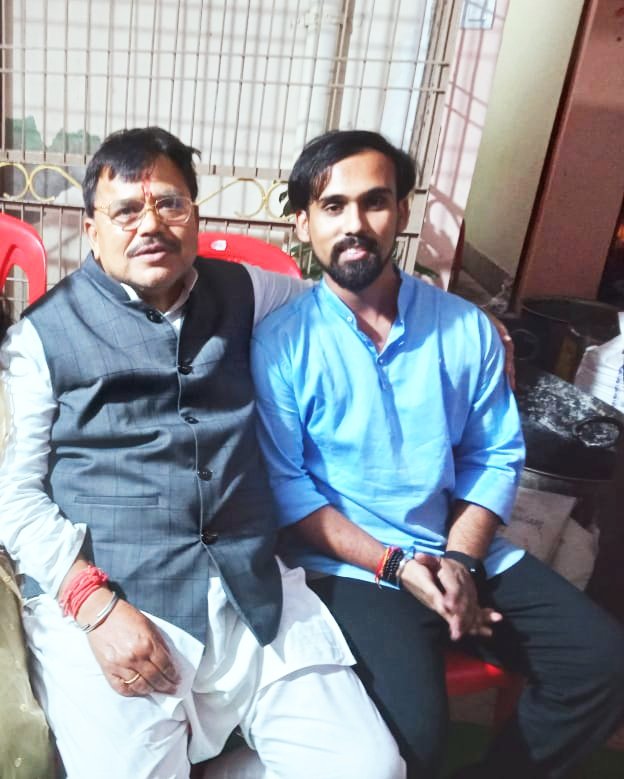IAMVINAYSS's tweet photo. मध्यप्रदेश सरकार के माननीय ऊर्जामंत्री श्री प्रधुम्न सिंह तोमर जी विकासपथ न्यूज़ के संपादक विनय शर्मा जी के निज निवास पर पारिवारिक कार्यक्रम में सम्मिलित हुए।
@PradhumanGwl
#vinaysharma #vikashpath #vikashpathnews #journalist #gwalior https://t.co/KM8wlR1kQ8