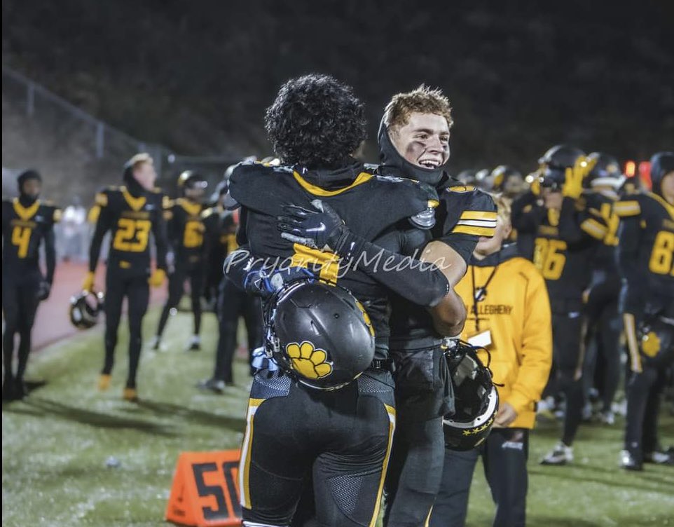 Cammelzer2023's tweet photo. Couldn’t have asked for a better senior year! New chapter to begin🤞Love all my boys till the end🖤💛 @nafootball_tfl https://t.co/IvB5nbK9ig