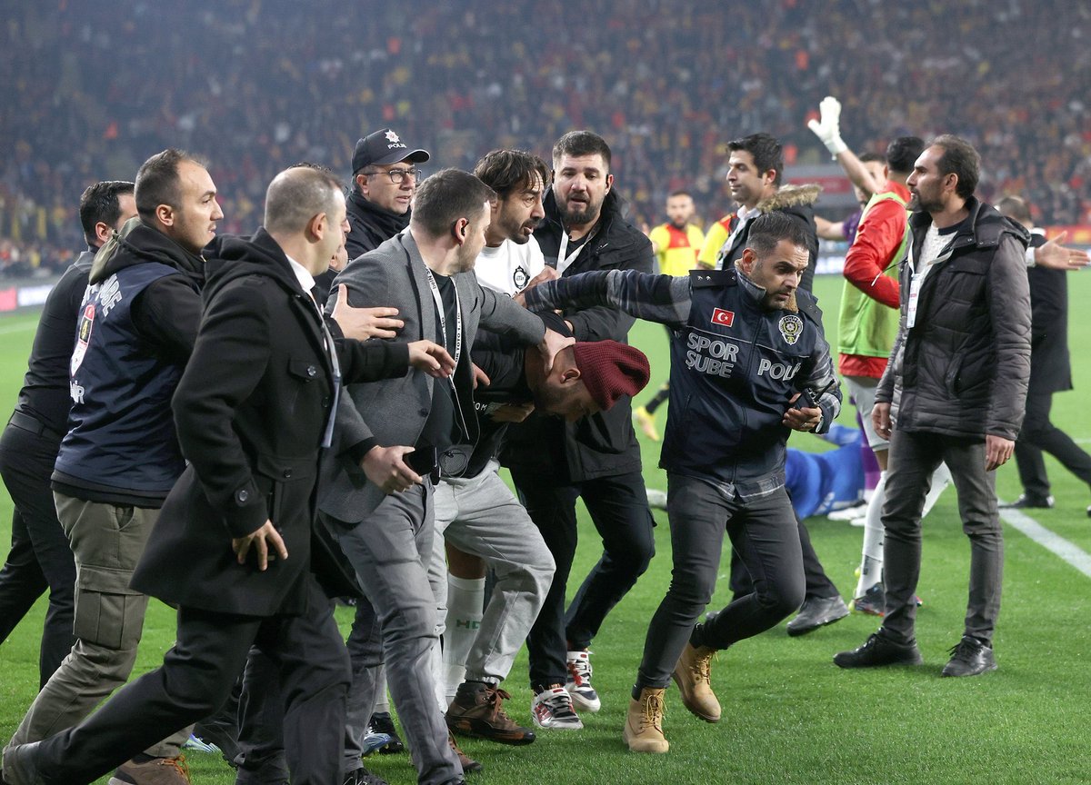 Milyonlarca Beşiktaşlı soruyor;

İbrahim Öztürk’e ceza verecek misiniz? <a href="/TFF_Org/">TFF</a>