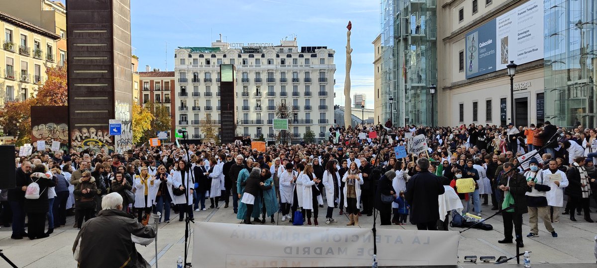 La concentración de hoy en la plaza del M.Reina Sofía. Una foto como demostración de que conseguir un presupuesto adecuado para #AtenciónPrimaria está cada día más cerca.