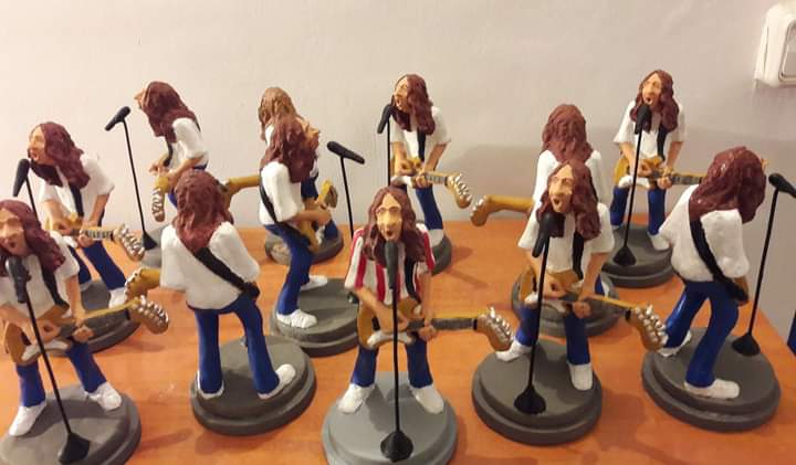 Figuras de Rosendo hechas a mano, mira cómo se hacen y regalalá (si quieres) estas navidades: Soy Jose, escultor con más de 25 años de experiencia en esculturas artesanales y memorabilia rock. Actualmente estoy ofreciendo esculturas de Rosendo realizadas… dlvr.it/SdS3pl
