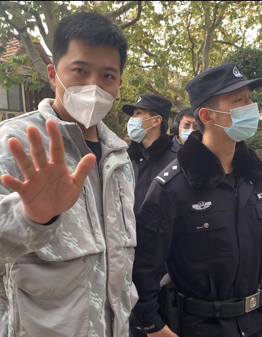 cunzhuzheng's tweet photo. 悬赏：有去他家泼粪、刷红色油漆，石头砸玻璃窗，铁丝塞钥匙空者，奖金5000美元。其他行为另议！ https://t.co/AbaznT7gan