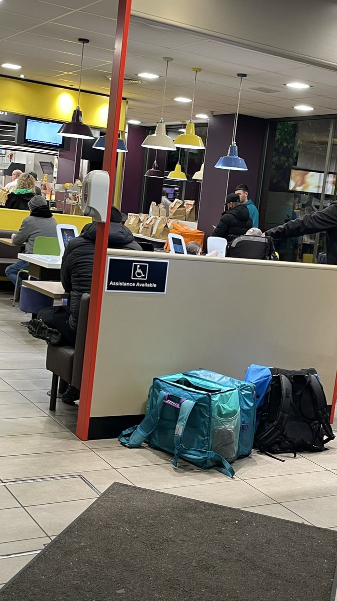 MiggsyMedia's tweet photo. This is why @McDonaldsUK @UberEats and @JustEatUK  orders come cold. When you have it delivered from Liscard @McDonalds #coldfood #UberEats #justeat https://t.co/irrD9yzGGT