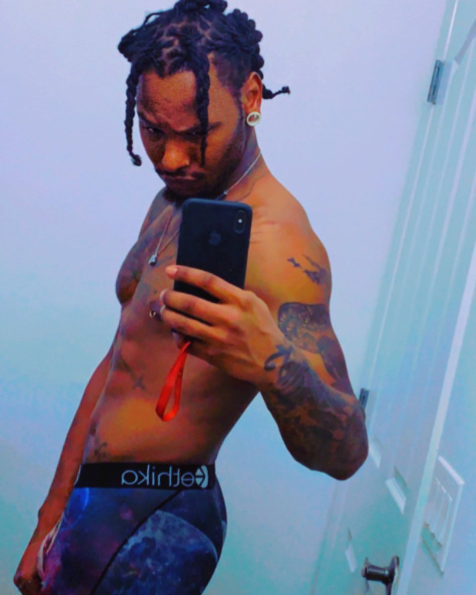 only1monster's tweet photo. #vegas @kxng702  bored 😐 https://t.co/eafikSeyuj