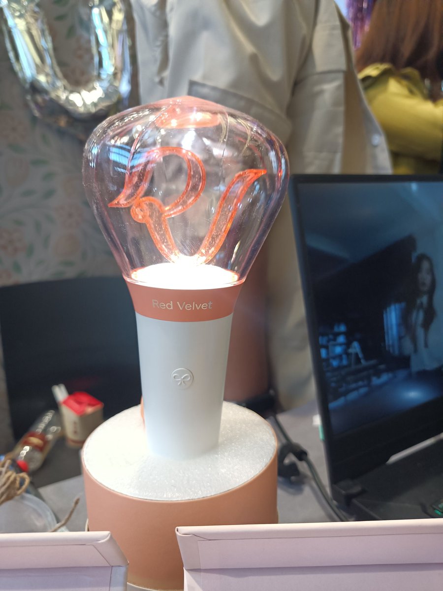 SGioremie's tweet photo. @redvelvetcebu Thank you @redvelvetcebu naka picture jud ko sa lightstick 🥰🥰🥰 https://t.co/jTT14Yow6B