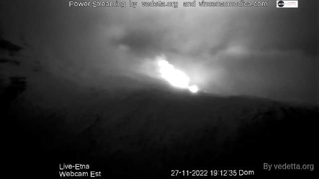 #etnalive - dalle immagini live delle webcam sembra che il nostro vulcano abbia acceso i motori. Attendiamo aggiornamenti ufficiali da parte dell'<a href="/INGVvulcani/">INGVvulcani</a>

#vulcano #sicilia #catania #eruzione #eruption #etna