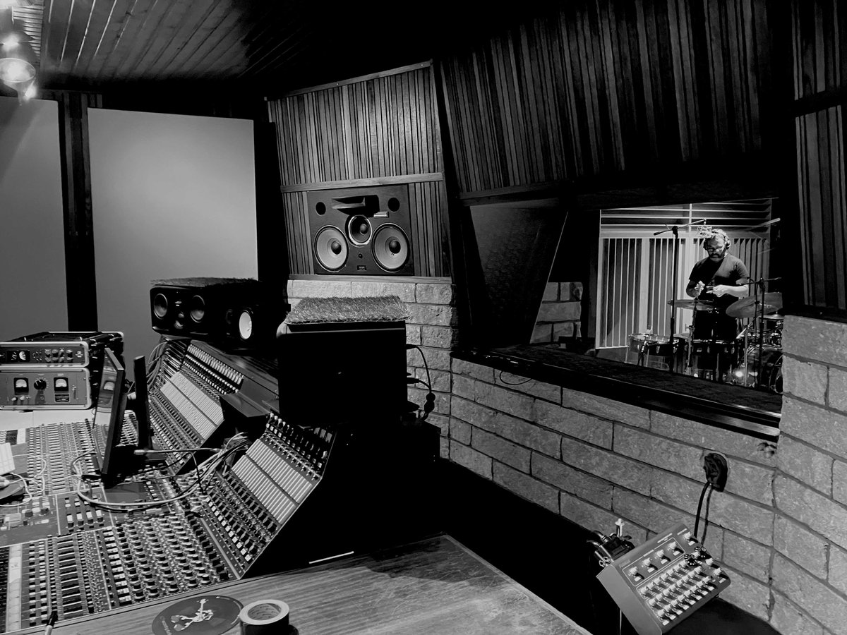 EmmanuelTellier's tweet photo. Happy music days are back. Heureux et fier de vous annoncer un nouvel album qui verra le brillant #RaphaelChassin officier à la batterie. Fin des sessions aux studios #ICP à Bruxelles – avec d'immenses pensées pour mon missing buddy Olivier Libaux.
#Neve rules #ForeverChanges https://t.co/RQqUyJn8eC
