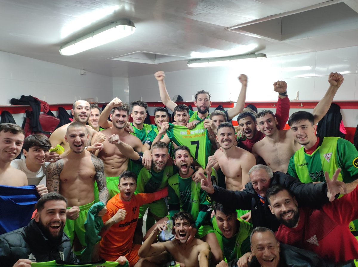 UD_Viladecans's tweet photo. Primer equipo|🔴⚪️ LIGA

¡SIIIIIIIIIIIIIII!

Partidazo de los hombres de Triguero para asaltar el Vilar.

@uevalls 0
@UD_Viladecans 3
(⚽️ Lara, ⚽️Gurrea,⚽️ Joan) https://t.co/Ezm0g1tqxQ