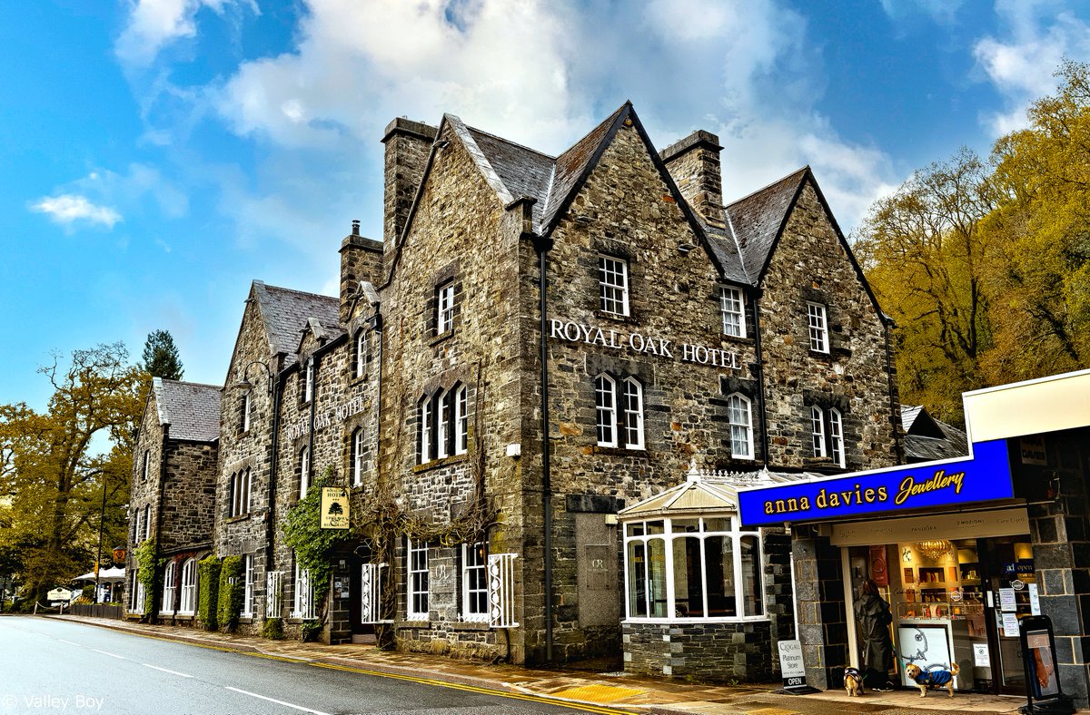 BJRoberts's tweet photo. Betws-y-Coed's 1861 Royal Oak Hotel, an ex-Coaching Inn and birthplace of the renowned Victorian Artists Colony. @Ruth_ITV @kelseyredmore @ItsYourWales @northwaleslive @northwalescom @AllThingsCymru @OurWelshLife @NWalesSocial #BetwsyCoed #RoyalOakHotel #CoachingInn #Eryri #Wales https://t.co/yWxODredMj