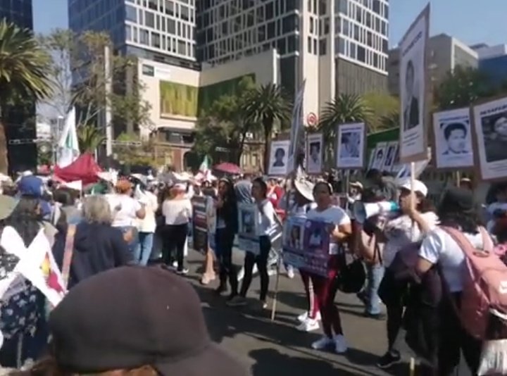 Durante el paso del contingente en apoyo al presidente <a href="/lopezobrador_/">Andrés Manuel</a> , familiares de personas desaparecidas solicitan se involucren en la búsqueda de sus familiares. #MarcharConAMLO