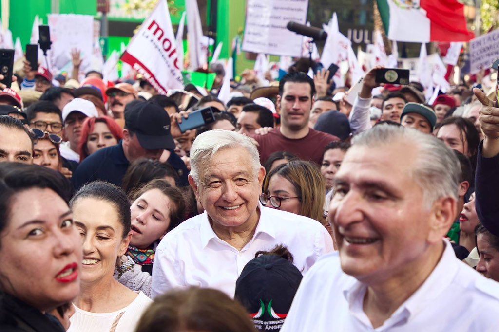 PartidoMorenaMx's tweet photo. AMLO es el presidente del pueblo, y hoy está presente marchando con su gente.❤️🇲🇽 https://t.co/rfB557gUZa