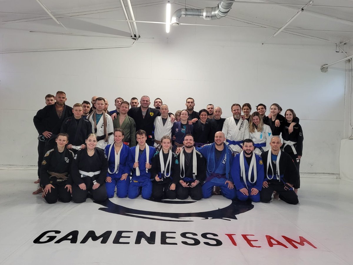 Miss_Shady86's tweet photo. Niedziela to dobry dzień na Seminarium😁
Dziś w naszym klubie odbyło się semi z liderem Zenith BJJ Polska Przemkiem Gnatem, do którego mój klub Gameness Team należy, oraz promocje na wyższe stopnie.
So
Moja pierwsza belka na niebieskim pasie💙⬛⬛⬜⬛💙
#bluebelt #onestrip #bjj https://t.co/p4vP6tTyox