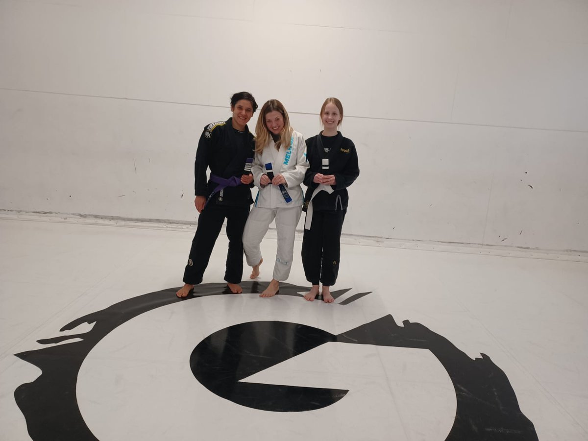 Miss_Shady86's tweet photo. Niedziela to dobry dzień na Seminarium😁
Dziś w naszym klubie odbyło się semi z liderem Zenith BJJ Polska Przemkiem Gnatem, do którego mój klub Gameness Team należy, oraz promocje na wyższe stopnie.
So
Moja pierwsza belka na niebieskim pasie💙⬛⬛⬜⬛💙
#bluebelt #onestrip #bjj https://t.co/p4vP6tTyox