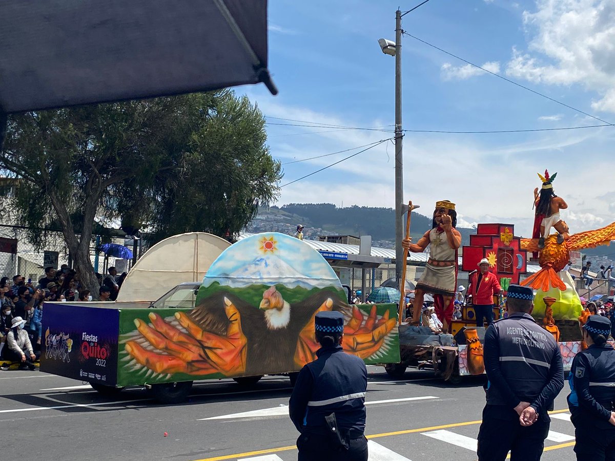 AlejandraBaca24's tweet photo. Gustavo Velásquez presenta su carro alegórico del aucas y su hinchada está presente.
#fiestasdequito #tribunadelsur #confraternidad https://t.co/1zm3kVaqnL