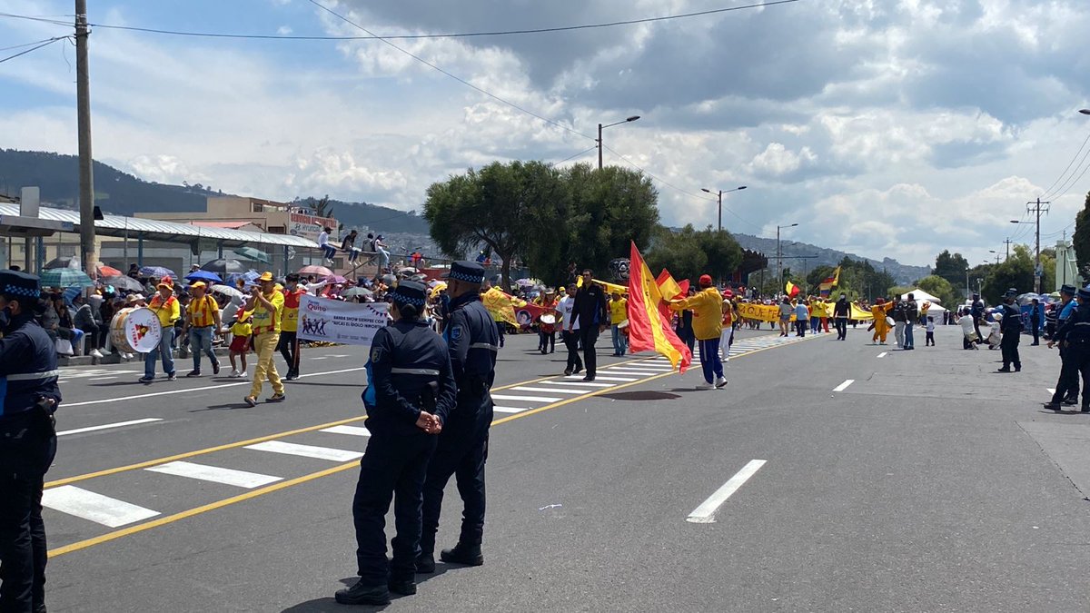 AlejandraBaca24's tweet photo. Gustavo Velásquez presenta su carro alegórico del aucas y su hinchada está presente.
#fiestasdequito #tribunadelsur #confraternidad https://t.co/1zm3kVaqnL