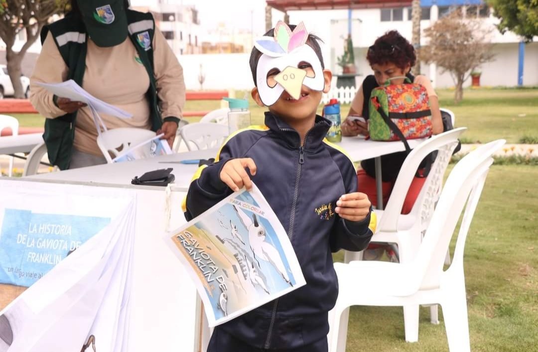 LapuntaOficial's tweet photo. Para que los niños desarrollen su creatividad usando materiales reciclados, la División de Medio Ambiente organiza continuamente los talleres “#Ecocrea”, realizado el 25 de noviembre por el Día Internacional de la Gaviota, con el lema “Volver a migrar juntos por rutas costeras”. https://t.co/i2xBZPsPdp