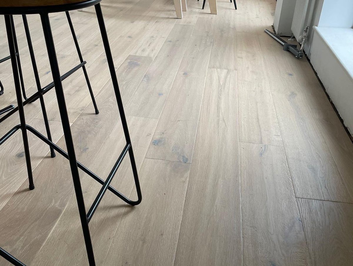 GreyspaceFloors's tweet photo. Recently completed ☑️ 

Engineered oak plank boards 🤩

#plank #plankfloor #mixwidthflooring #engineered #engineeredoak #engineeredflooring #flooring #flooringgoals #realwood #realwoodflooring #parquet #wood #periodflooring #installation #flooringideas #flooringinstallation https://t.co/BclkLpqHHg