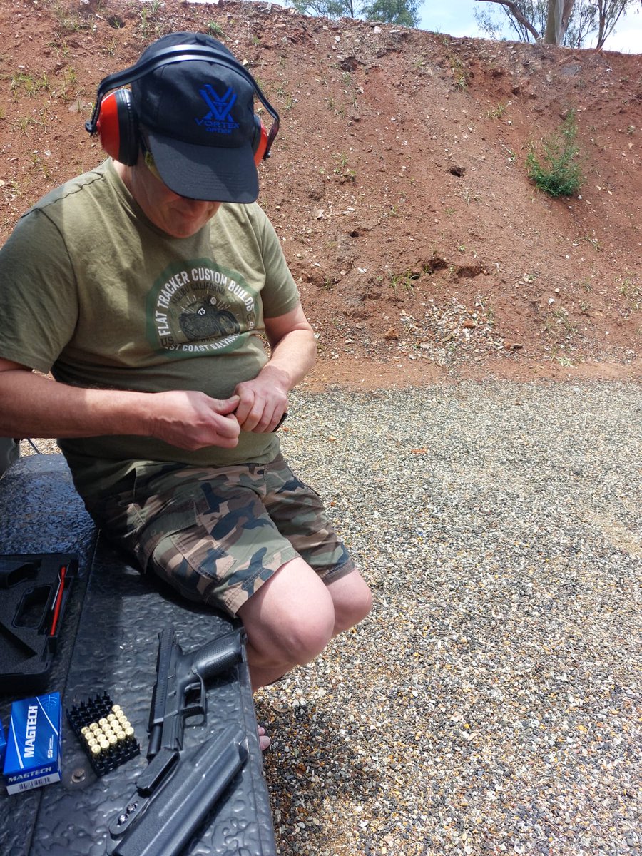 FORSOL6's tweet image. Range training with #Safarioutdoor #CZP07 #Magtec