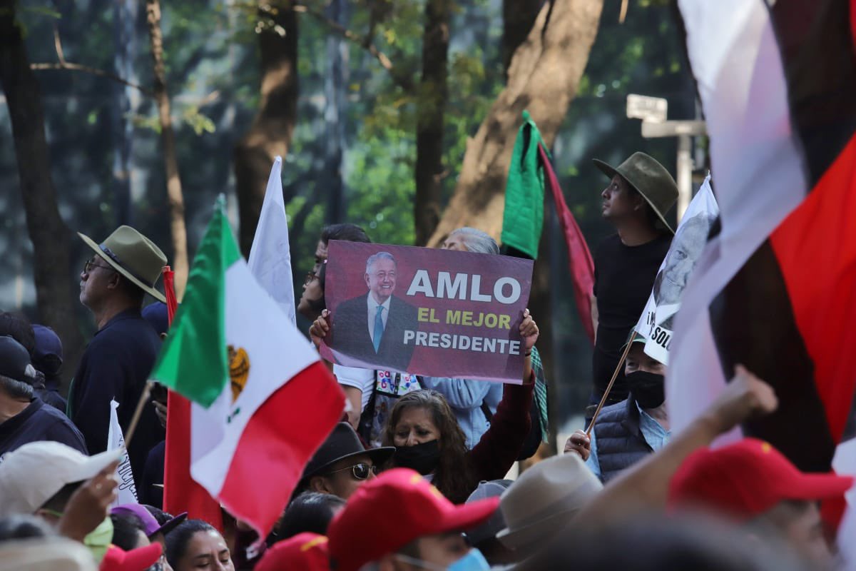 RabinSalazar's tweet photo. ¡Es un honor estar con Obrador! #MarcharConAMLO

He marchado durante décadas, hombro con hombro con el Señor Presidente, hoy esta marcha histórica muestra el cariño del pueblo a la #4T 

Gracias #Morelos por estar presente. https://t.co/HbSpAmryRa