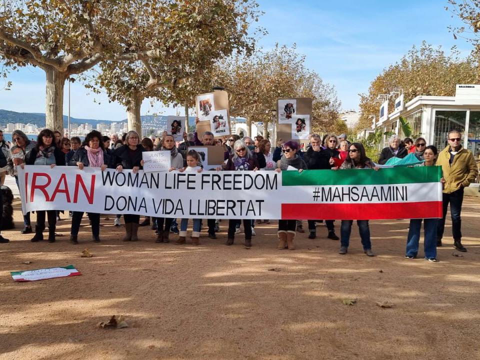 erc_guixols's tweet photo. Aquest migdia @erc_guixols ha participat en la concentració a Palamós en suport a les dones iranianes. 
🗣️Fins ara més de 300 persones mortes i 15.000 detinguts.
 👉Ha intervingut Hansy Ma, d’Iran. 💜
#dones #iranprotests #mahsaamini #suport
#feminismes https://t.co/D4py7BEcXh