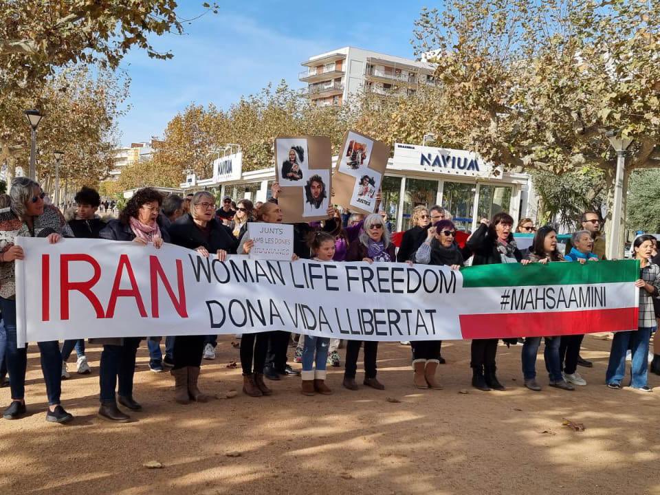 erc_guixols's tweet photo. Aquest migdia @erc_guixols ha participat en la concentració a Palamós en suport a les dones iranianes. 
🗣️Fins ara més de 300 persones mortes i 15.000 detinguts.
 👉Ha intervingut Hansy Ma, d’Iran. 💜
#dones #iranprotests #mahsaamini #suport
#feminismes https://t.co/D4py7BEcXh