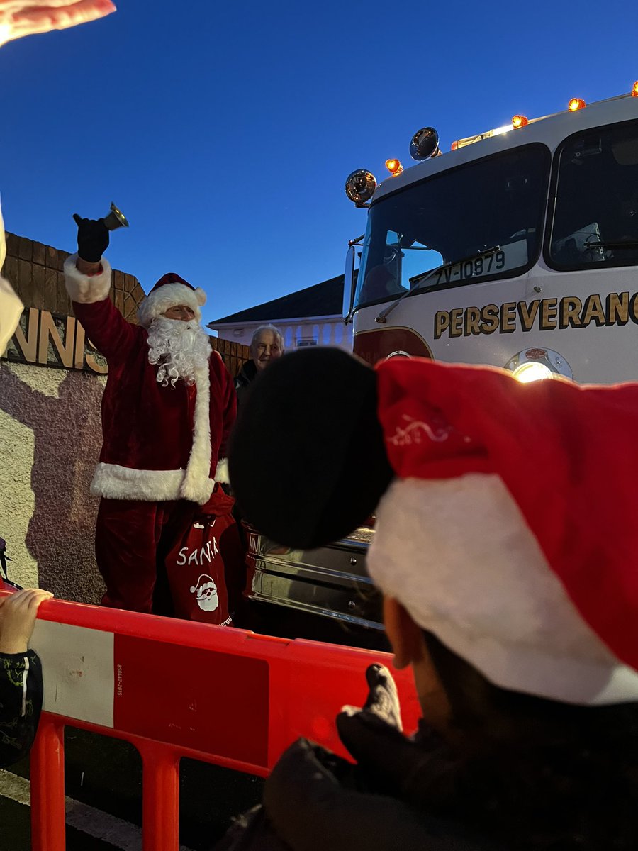 SeeryKearney's tweet photo. Helping out with the logistics for Santas arrival in Templeogue Village arranged by Templeogue Tidy Towns founders @brophytalks TD @finegael and Cllr Pamela Kearns #Christmas2022 @FG_DSC https://t.co/H3h8zkHqew