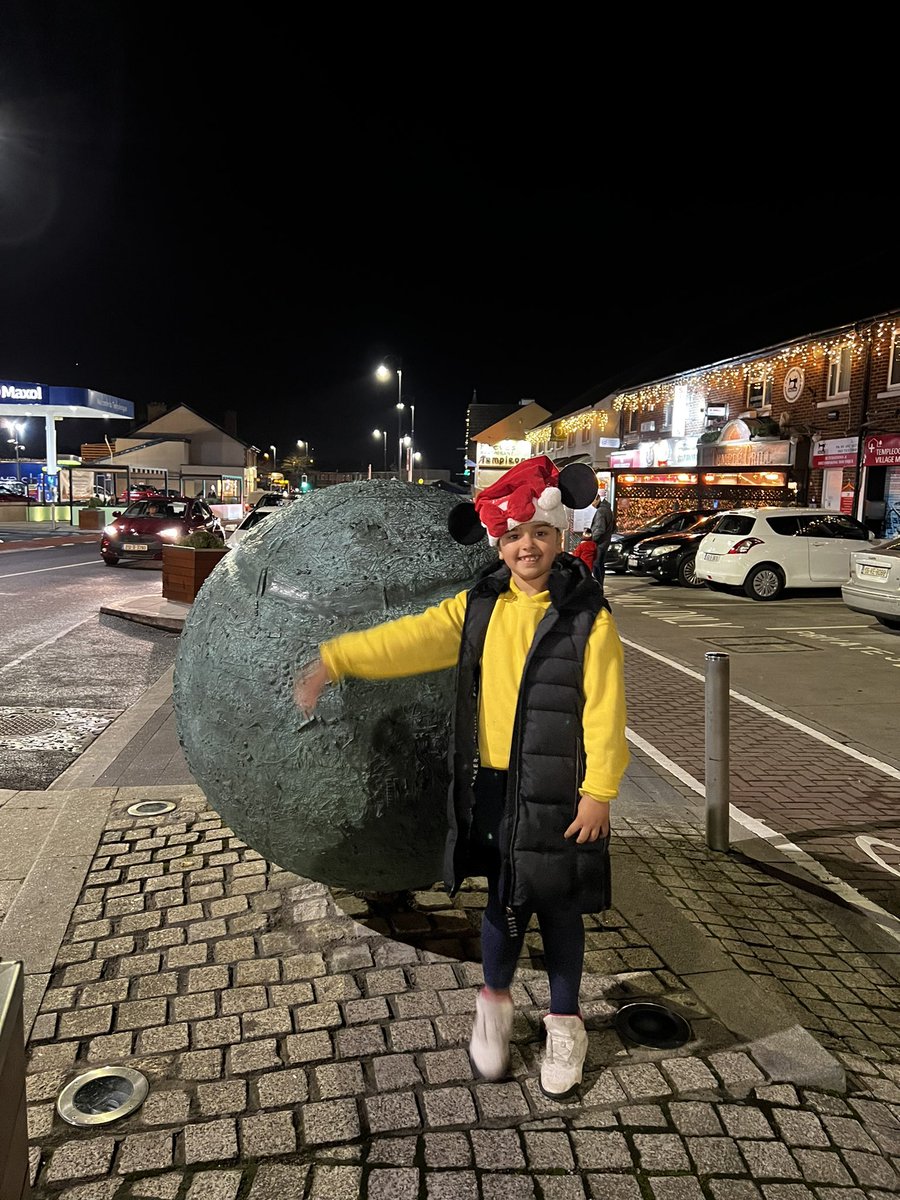 SeeryKearney's tweet photo. Helping out with the logistics for Santas arrival in Templeogue Village arranged by Templeogue Tidy Towns founders @brophytalks TD @finegael and Cllr Pamela Kearns #Christmas2022 @FG_DSC https://t.co/H3h8zkHqew