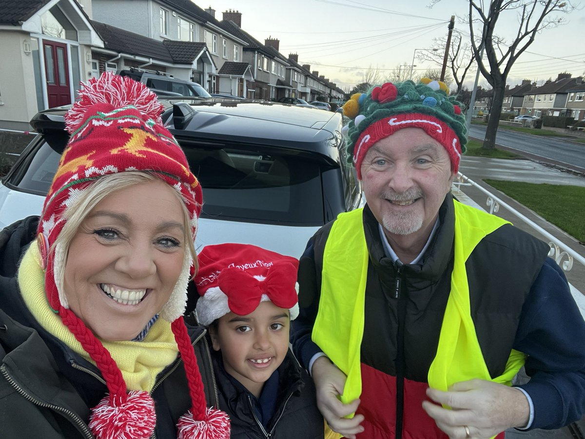 SeeryKearney's tweet photo. Helping out with the logistics for Santas arrival in Templeogue Village arranged by Templeogue Tidy Towns founders @brophytalks TD @finegael and Cllr Pamela Kearns #Christmas2022 @FG_DSC https://t.co/H3h8zkHqew