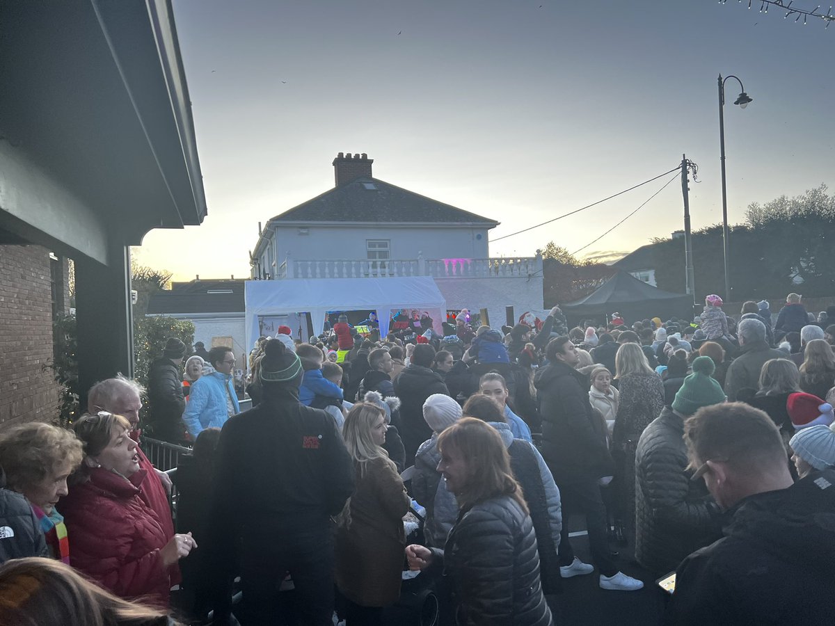 SeeryKearney's tweet photo. Helping out with the logistics for Santas arrival in Templeogue Village arranged by Templeogue Tidy Towns founders @brophytalks TD @finegael and Cllr Pamela Kearns #Christmas2022 @FG_DSC https://t.co/H3h8zkHqew