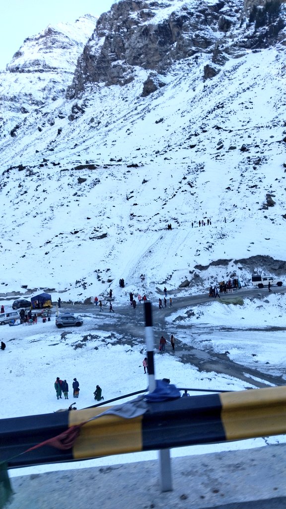 wanderer_126's tweet photo. Manali is undoubtedly a beauty or gem of Himachal Pradesh,it's so magnificent place ,so much to explore,a group photo of my conference in Sisu @hp_tourism #ITHC #CUHP #Tourism @tourismgoi https://t.co/TKhvJLT8uD