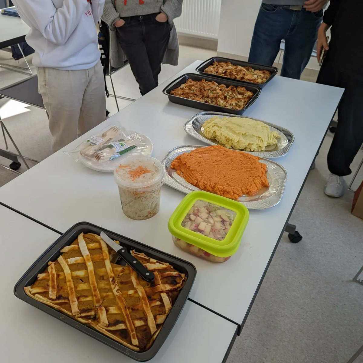 #studenttakeover Thanksgiving in Hungary! Check out my process of creating some Thanksgiving dishes in honor of the holiday this week 🥧🦃🌾

🥤Sophie