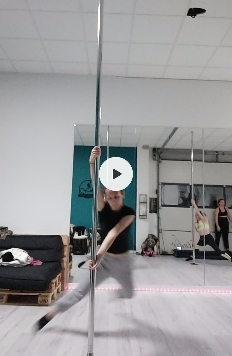 So yeah I'm trying this since some months.
My rheumatologist said no .. my body too .. but my heart says Yes. So ..🤷
#Stubborn #ChallengeOfTheYear #PoleDance #FibroFighter.