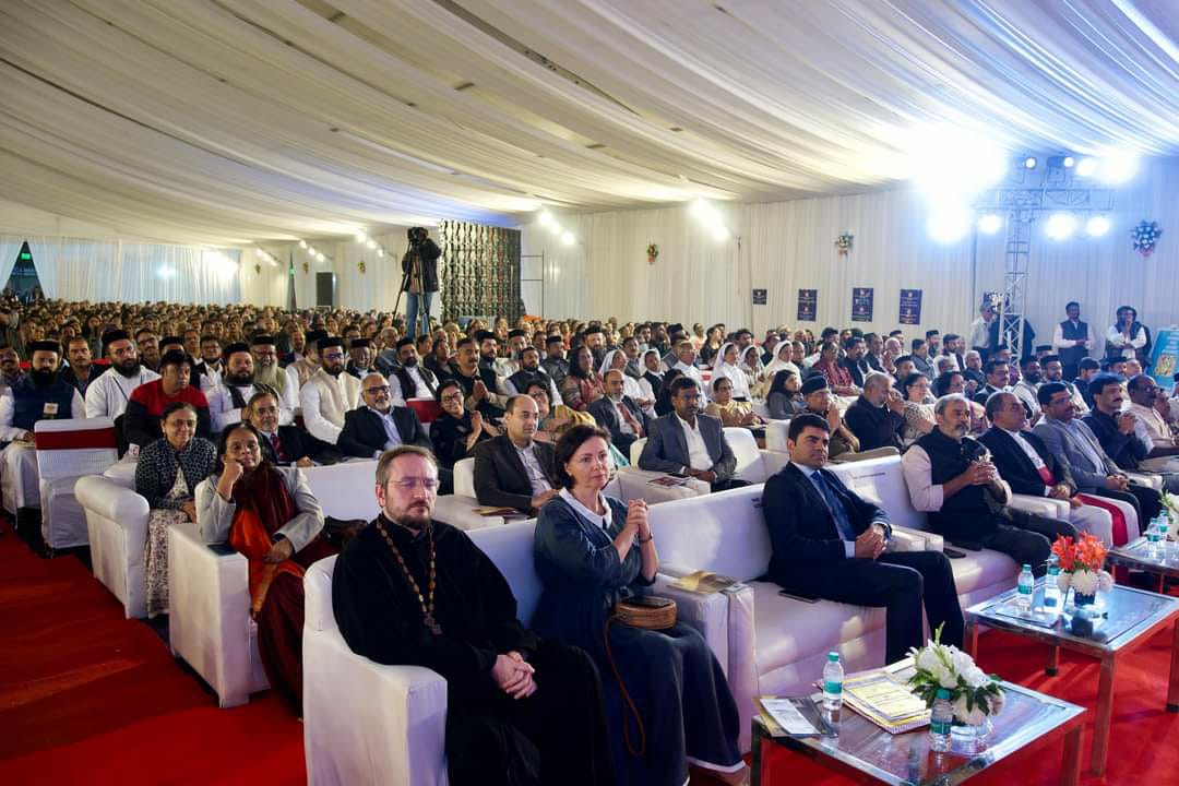 DOCIBMedia's tweet photo. "This gathering of the Malankara Orthodox Church is a reflection of the plurality and the very idea of India"

H.E. Shri @MVenkaiahNaidu, Fmr Vice President of India, addressed the gathering while presenting the 7th Dr. Paulos Mar Gregorios Award to Shri @Wangchuk66 #PMGAward2022 https://t.co/JBIN4xAVnz