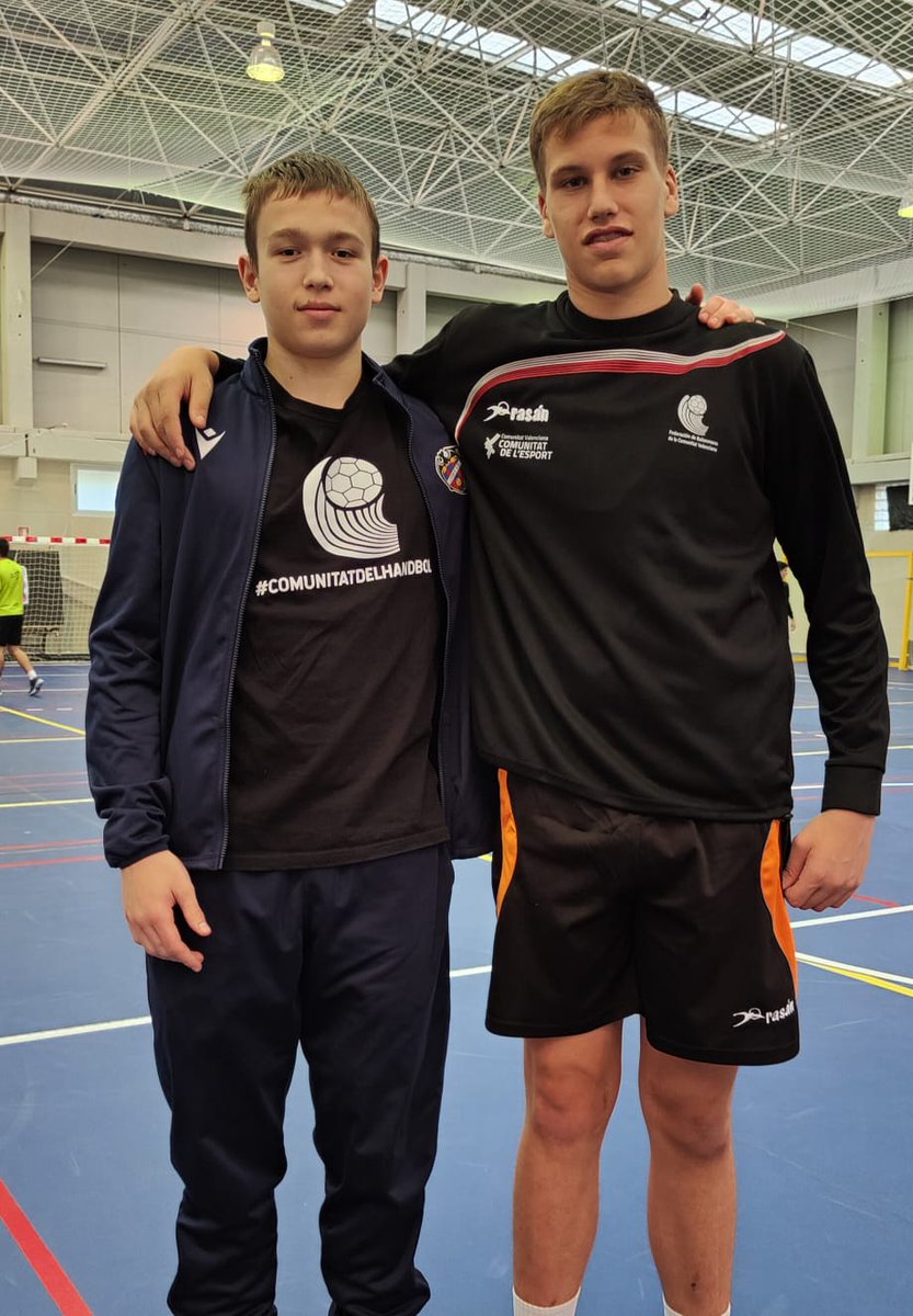 balonmanomarni's tweet photo. Nuestros cadetes, Jordi y Mario, en la preparación para el #cesacostablanca2023💪🏻
Jornadas de tecnificación de la @Fbmcv en Cheste. #cesacostablanca2023 
@LevanteUD @C_E_Marni @comunitatesport @FTA_CV @FDMValencia @dipvalencia  @PolideportivoCV
 @Nostresport 
@dbSportpress
🔵🐸🔴 https://t.co/1SBSlDWndY