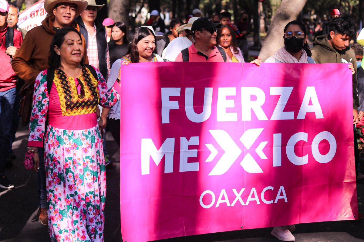 PETEOOAX's tweet photo. 🌸 Una auténtica fiesta democrática y con aires de transformación, eso fue la marcha del día hoy a la que convocó el presidente @lopezobrador_.
#FuerzaPorMéxicoOaxaca no podía faltar, sabiendo que donde haya propuesta y trabajo, ahí vamos a estar. https://t.co/bHksPOG4ZQ